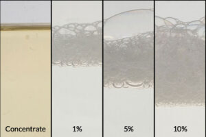 Concentrado de producto químico ZERUST AxxaWash NW-10C y soluciones diluidas al 1%, 5% y 10% para una limpieza eficaz de conservación a base de agua.