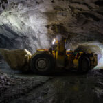 Perforadoras Rotatorias, Bulldozer y Excavadora Operando en un Sitio Minero, Enfrentando Desafíos de Corrosión en la Minería