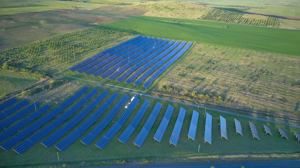 Paneles solares en operación con estructuras resistentes a la corrosión.